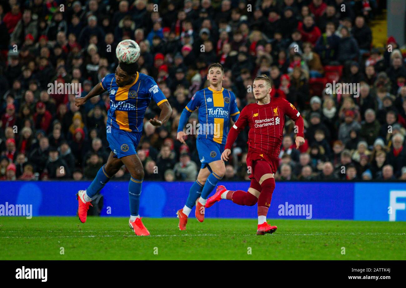 Liverpool. 4th Feb, 2020. Shrewsbury Town's Ro-Shaun Williams (L) segna un proprio gol durante la partita inglese di 4th Round Replay tra Liverpool e Shrewsbury Town ad Anfield a Liverpool, in Gran Bretagna, il 4 febbraio 2020. Credito: Xinhua/Alamy Live News Foto Stock