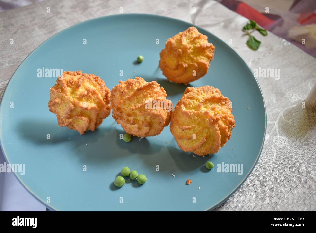 macaroni di cocco su un piatto blu Foto Stock