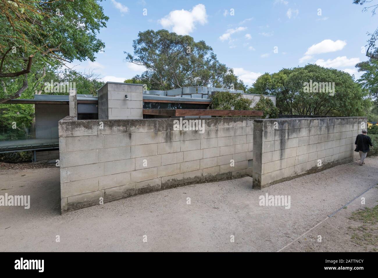 Heide II è un edificio di design modernista del 1964 realizzato in pietra calcarea bianca, uno dei quattro edifici principali sul sito dell'Heide Museum of Modern Art Foto Stock