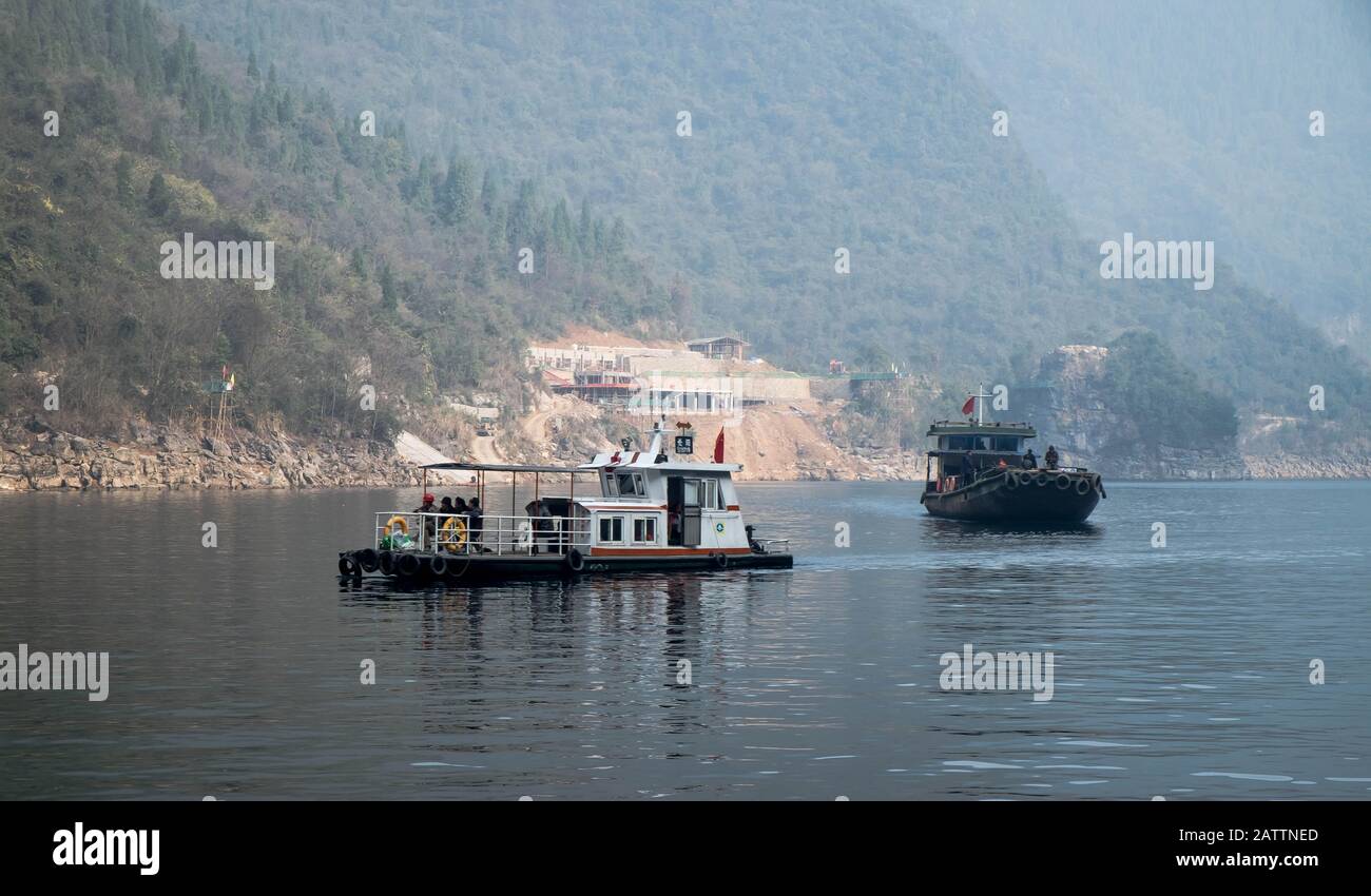 Yichang, HUBEI / CINA - 25 dicembre 2019: Barca a vela di pescatori cinesi sul fiume Yangtze per il viaggiatore insieme con le tre gole della zona, la parte o Foto Stock