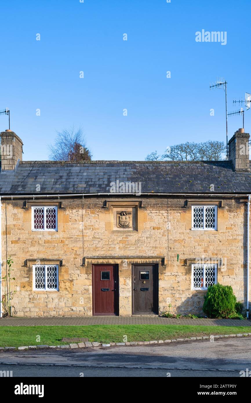 Fila di cottage collegati lungo la strada alta nel pomeriggio luce solare invernale. Chipping Campden, Cotswolds, Gloucestershire, Inghilterra Foto Stock