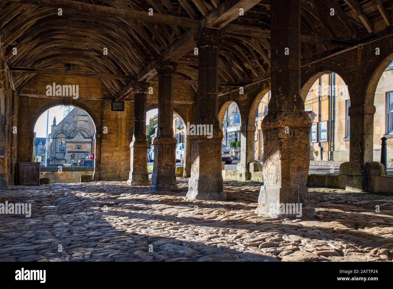 Guardando attraverso il mercato Hall nel pomeriggio luce invernale. Chipping Campden. Cotswolds Gloucestershire, Inghilterra Foto Stock