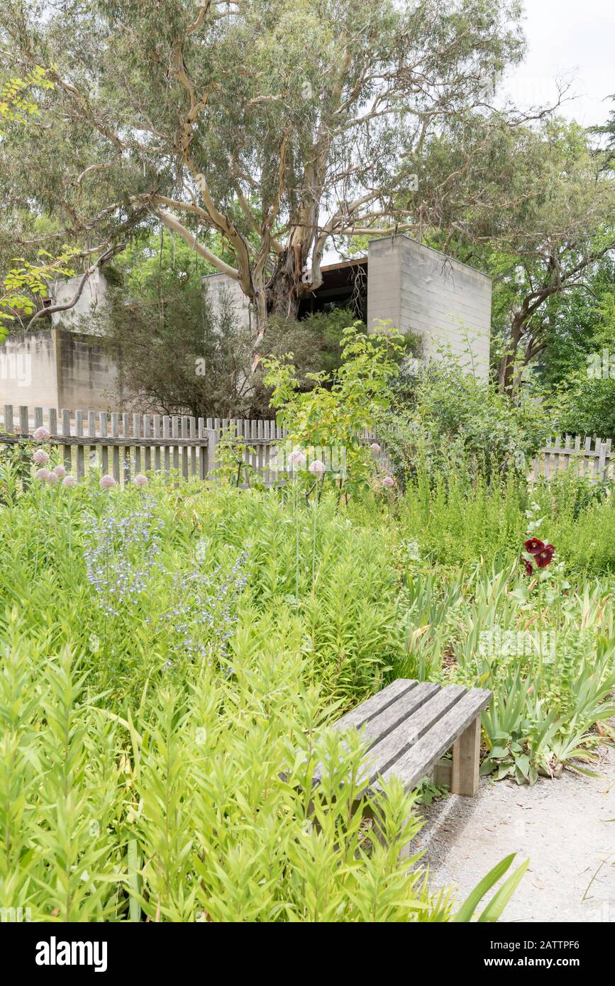 Il giardino della cucina del Museo Heide di Arte Moderna con Heide II, un edificio di design modernista del 1964 sullo sfondo Foto Stock