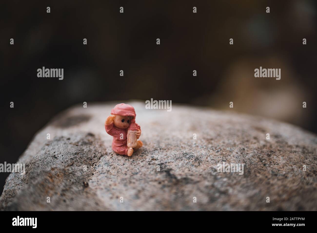 Una piccola figura del bambino sulla roccia. Concetto Minuscolo. Foto Stock