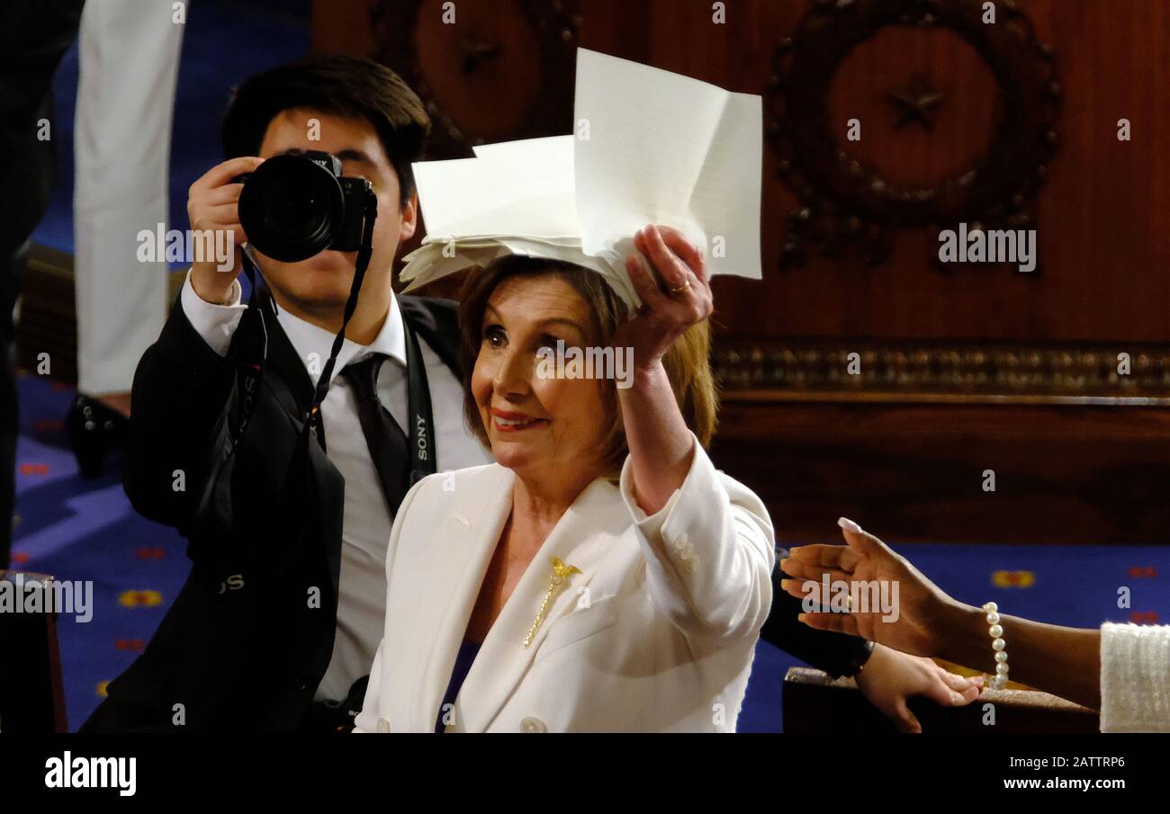 Washington DC, Stati Uniti. 04th Feb, 2020. L'oratore della Camera Nancy Pelosi conserva una copia del discorso del presidente Donald Trump dopo averlo strappato dopo aver parlato al discorso sullo Stato dell'Unione del 2020 a Capitol Hill il 4 febbraio 2020. Credito: Alex Wroblewski/CNP/MediaPunch credito: MediaPunch Inc/Alamy Live News Foto Stock