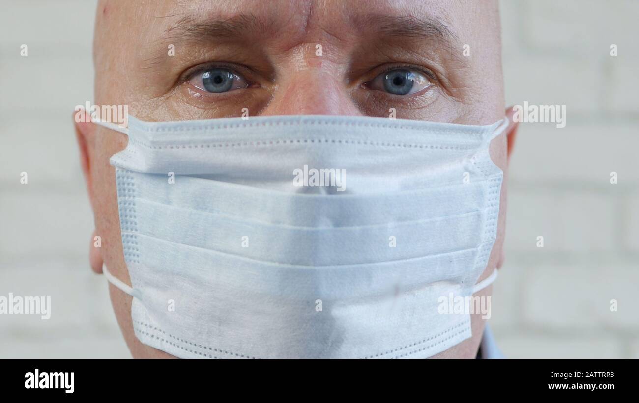 Uomo Che Indossa Maschera Facciale Protezione Medica Contro La Contaminazione Con Coronavirus Foto Stock
