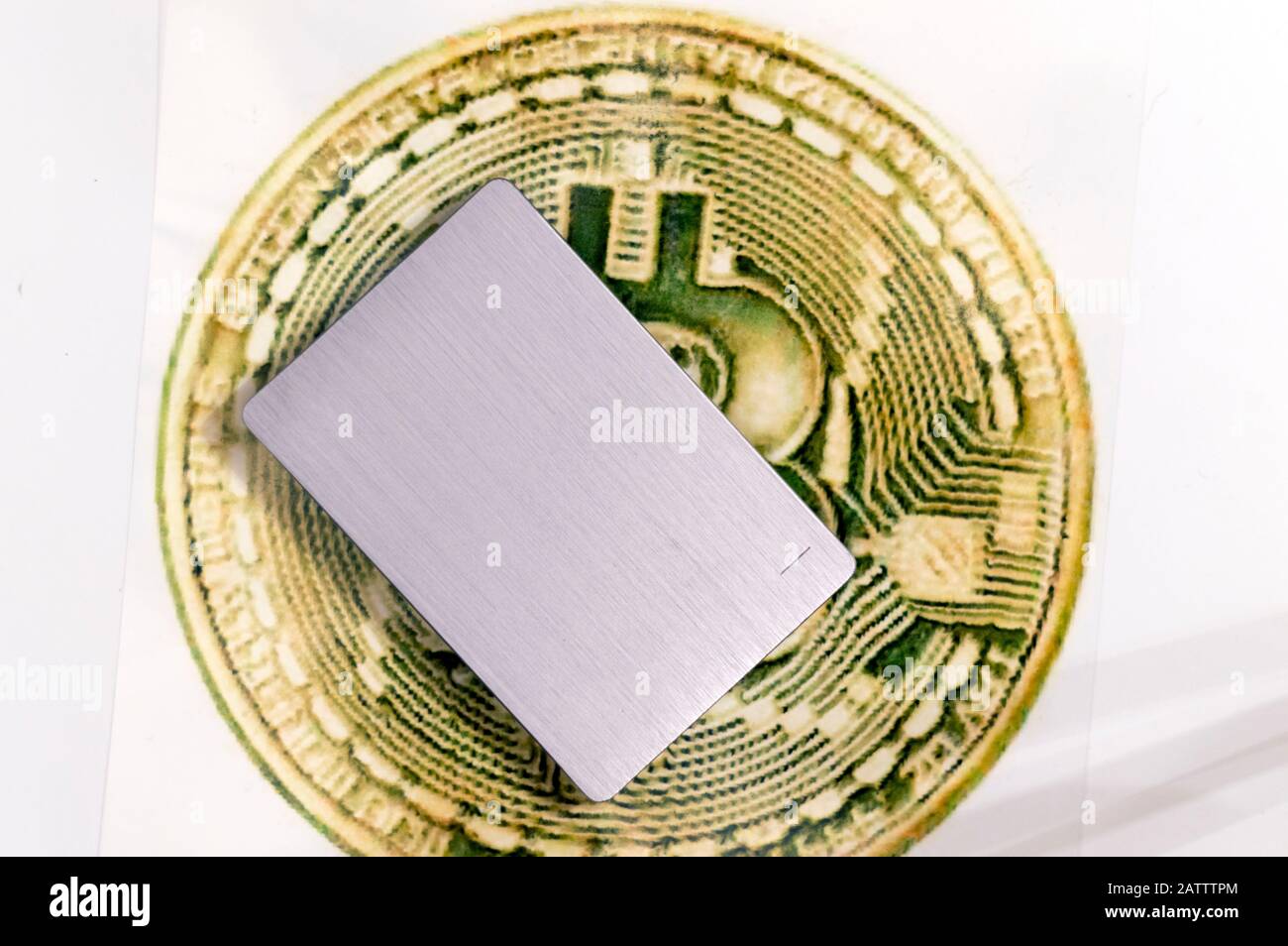 Il segno di criptovaluta Bitcoin e un dispositivo di memorizzazione dati esterno si trovano sulla stessa superficie. La composizione enfatizza il denaro dato. Russia. Foto Stock