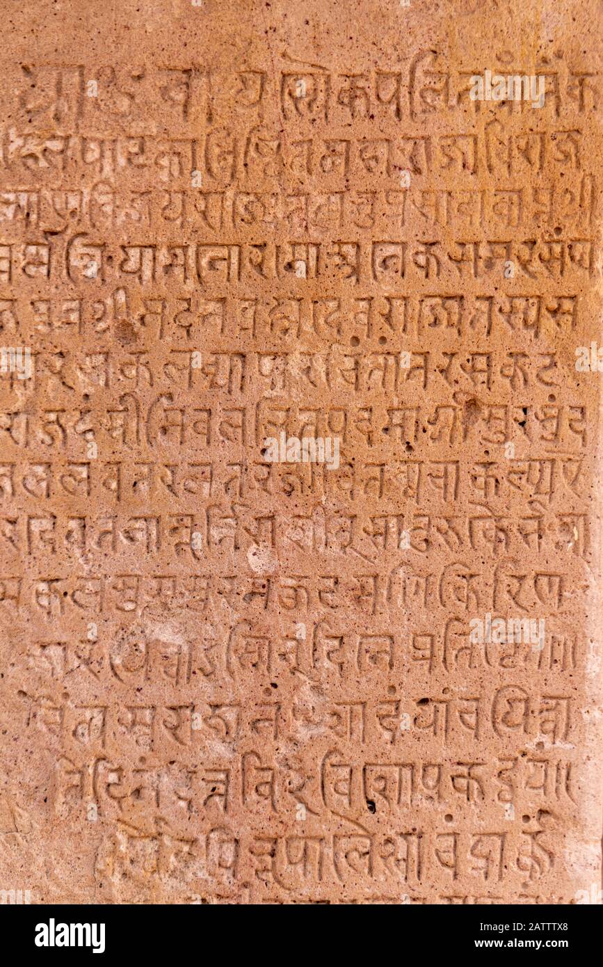 Petroglifi di editti scritti in sanscrito (circa 12th secolo) sulle pareti dei templi di Kiradu vicino a Barmer, Rajasthan. Foto Stock