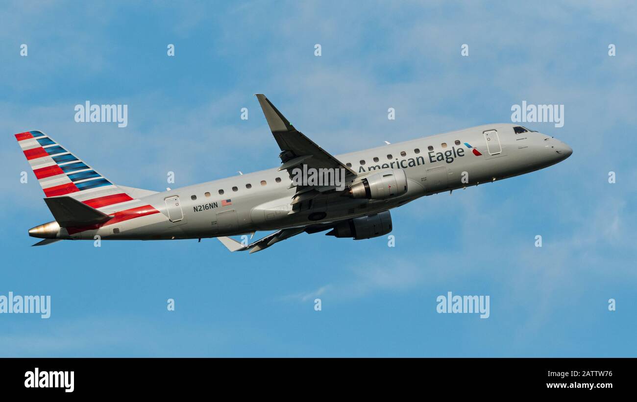 Richmond, British Columbia, Canada. 14th novembre 2019. Un aereo di linea jet a corsia singola American Eagle (Compass Airlines) Embraer E175 (N216NN) trasportato via etere dopo il decollo. Credito: Bayne Stanley/Zuma Wire/Alamy Live News Foto Stock