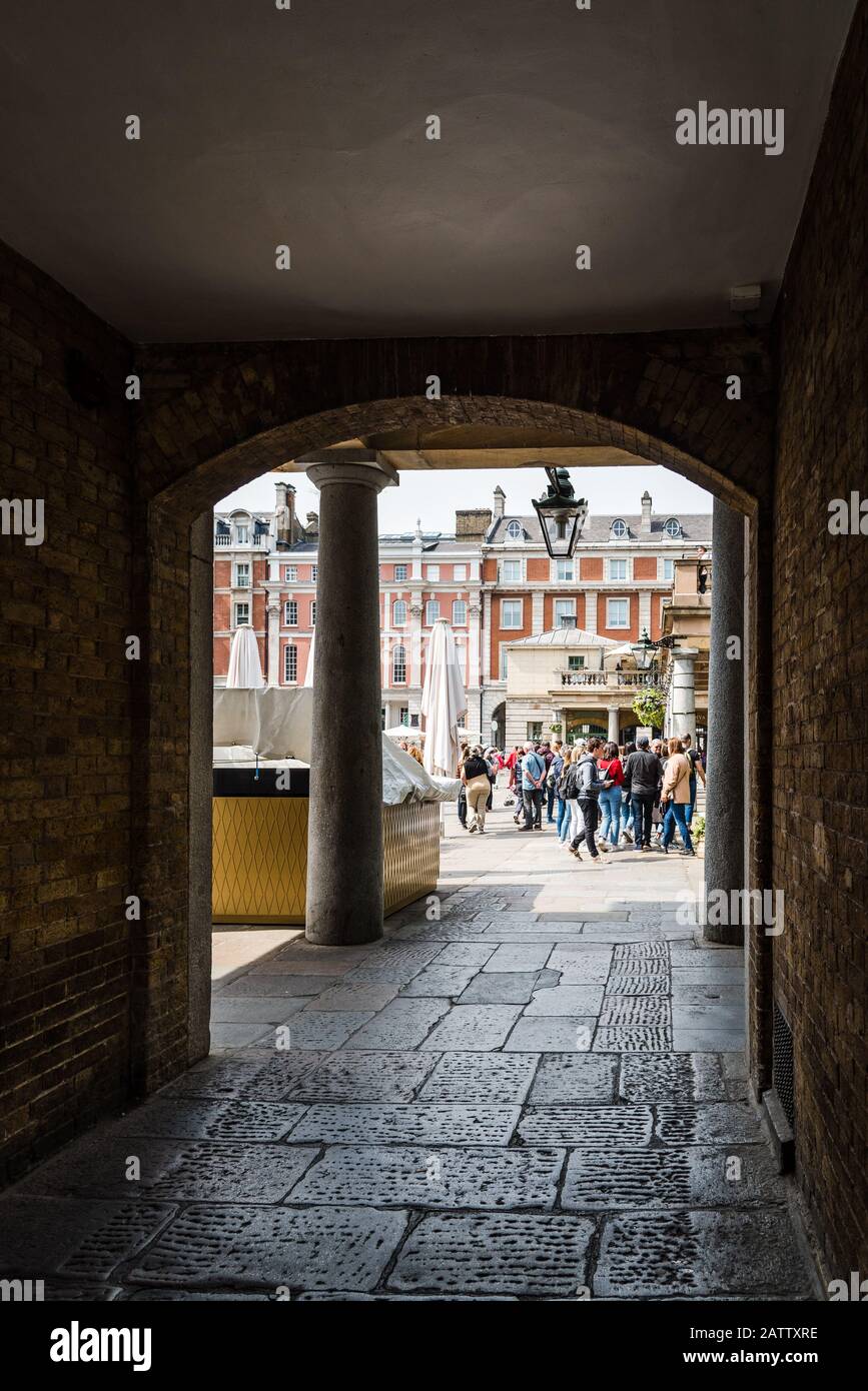Londra, Regno Unito - 15 Maggio 2019: Vista Del Mercato Di Covent Garden. Situato nel West End di Londra, Covent Garden è rinomato per la sua moda di lusso e la bellezza Foto Stock