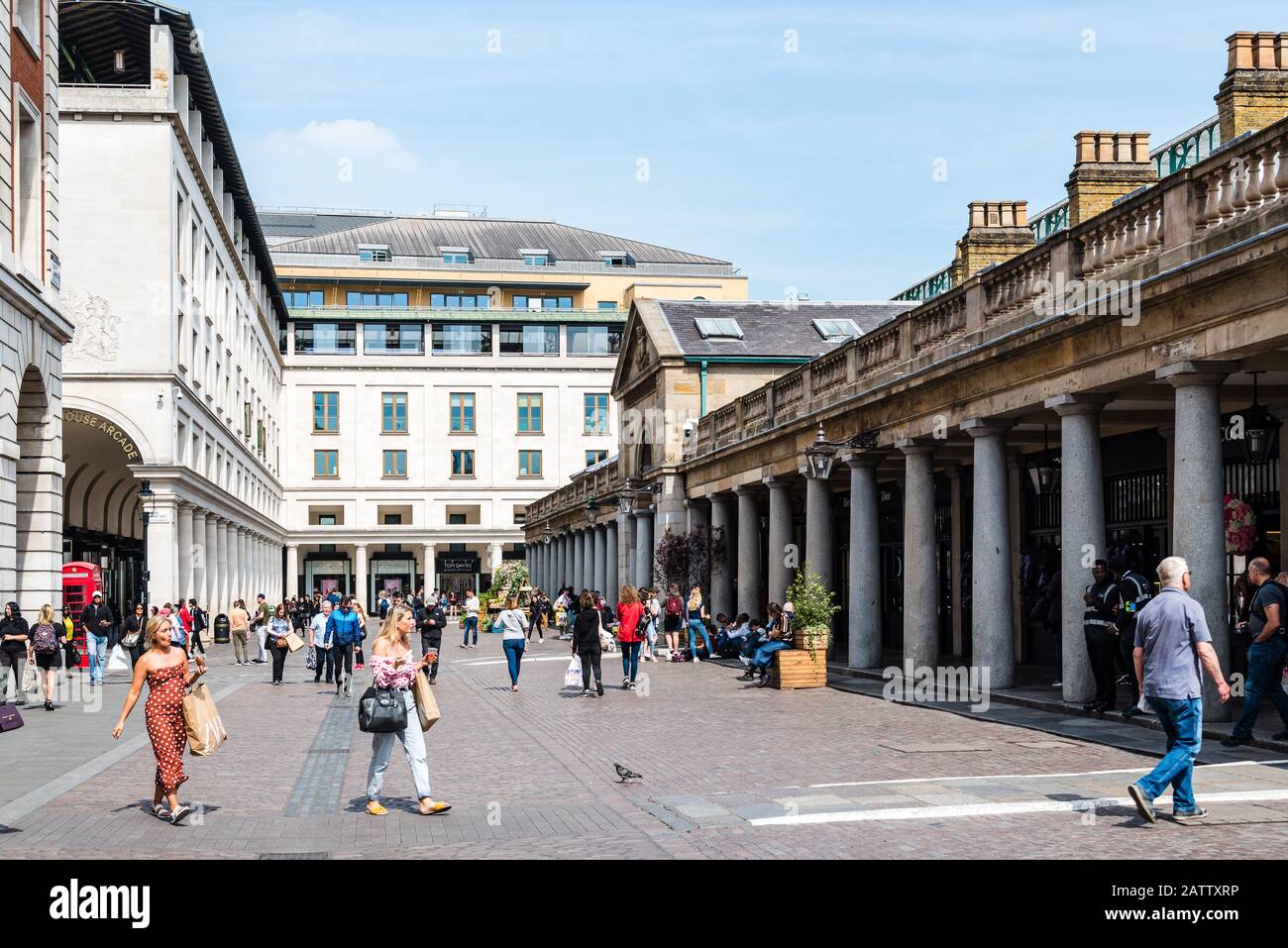 Londra, Regno Unito - 15 Maggio 2019: Vista Del Mercato Di Covent Garden. Situato nel West End di Londra, Covent Garden è rinomato per la sua moda di lusso e la bellezza Foto Stock