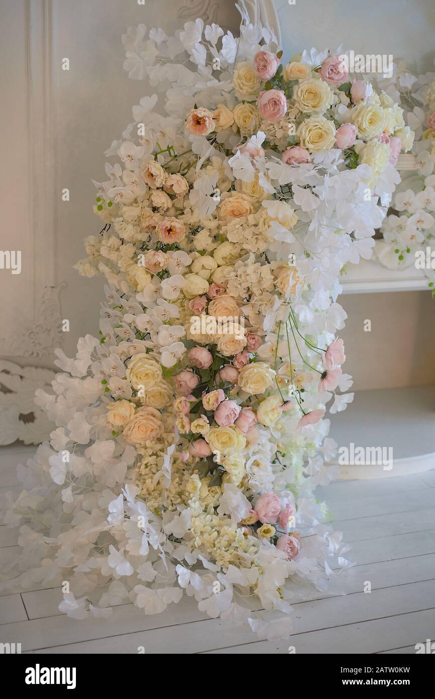 Una parete di fiori, una decorazione garland.Wedding rose. Foto Stock