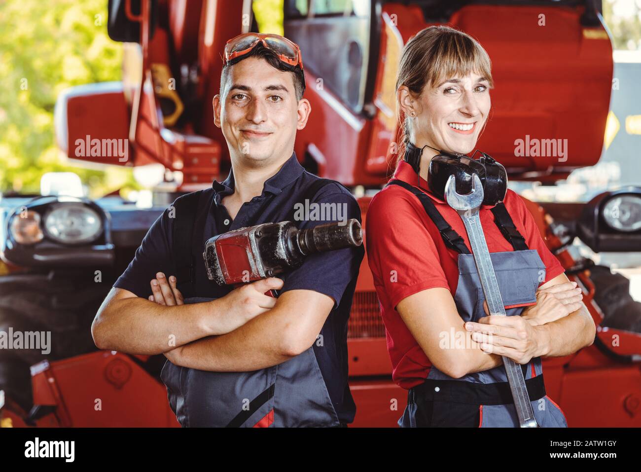 Due macchinisti per macchine agricole nel loro garage Foto Stock