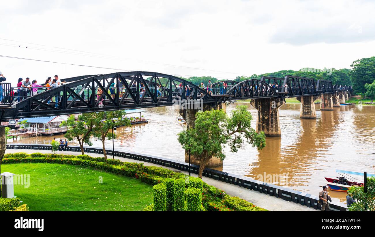 Thailandia, Kanchanaburi - 6 ottobre 2019: Visita turistica Il Ponte del fiume Kwai è una storia di guerra mondiale II, il ponte della ferrovia della morte su Kwai Foto Stock