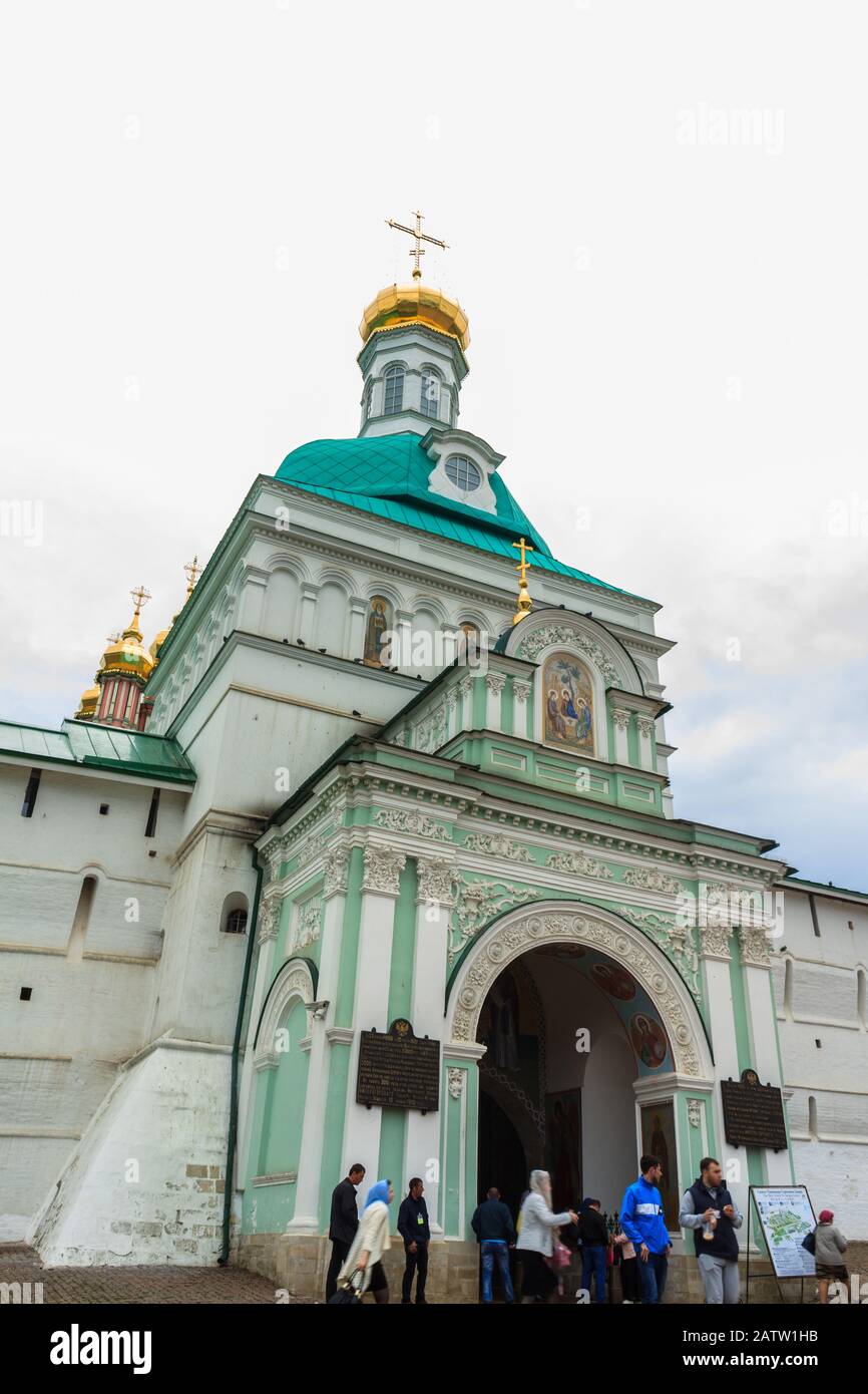 Mosca, Russia - 4 Maggio 2018: turisti visitano la Laura della Santa Trinità di San Sergio Sergio, Sergiev Posad, distretto di Mosca, Russia. Foto Stock