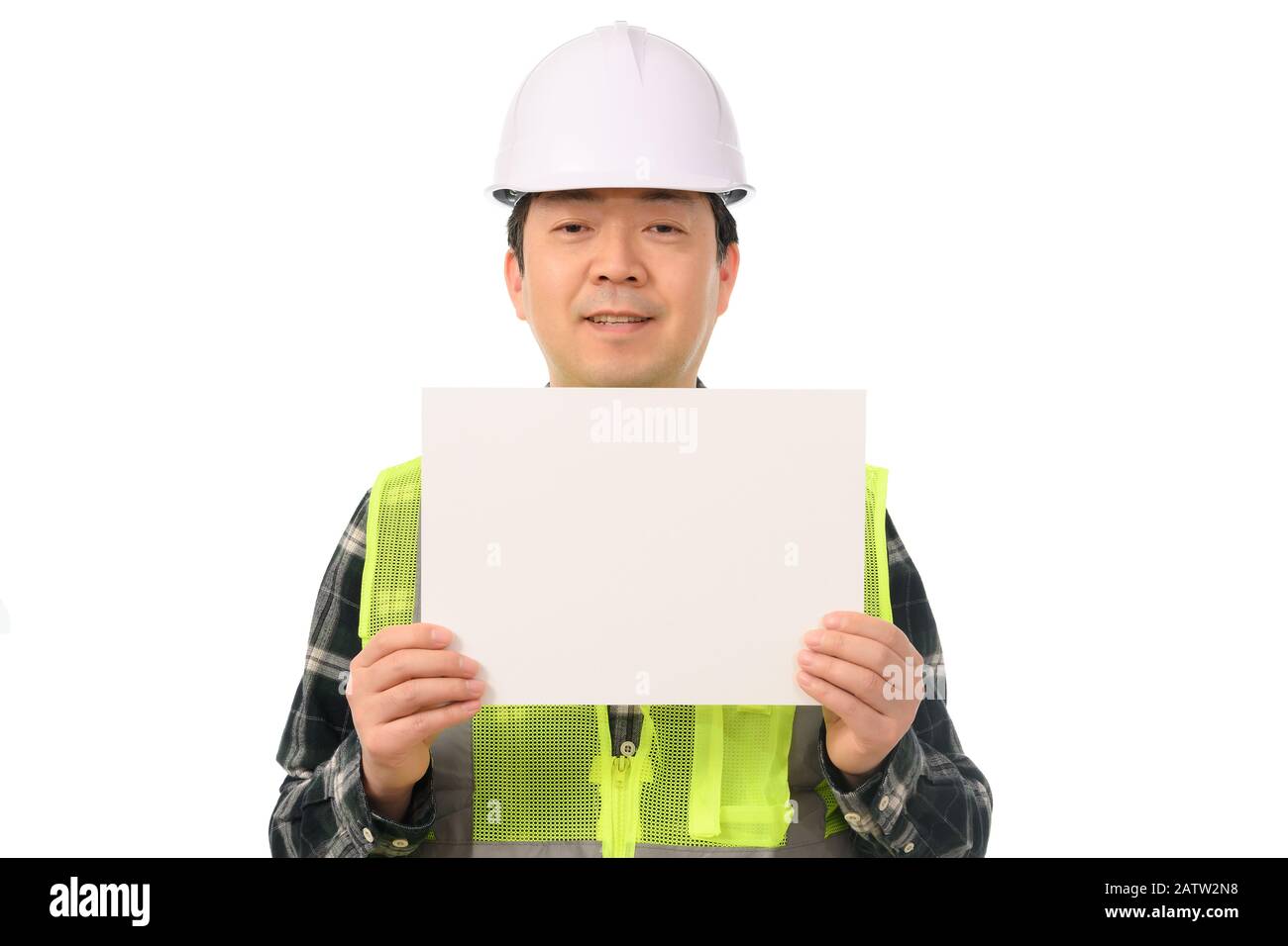 Un ingegnere asiatico che tiene una bacheca vuota. Foto Stock