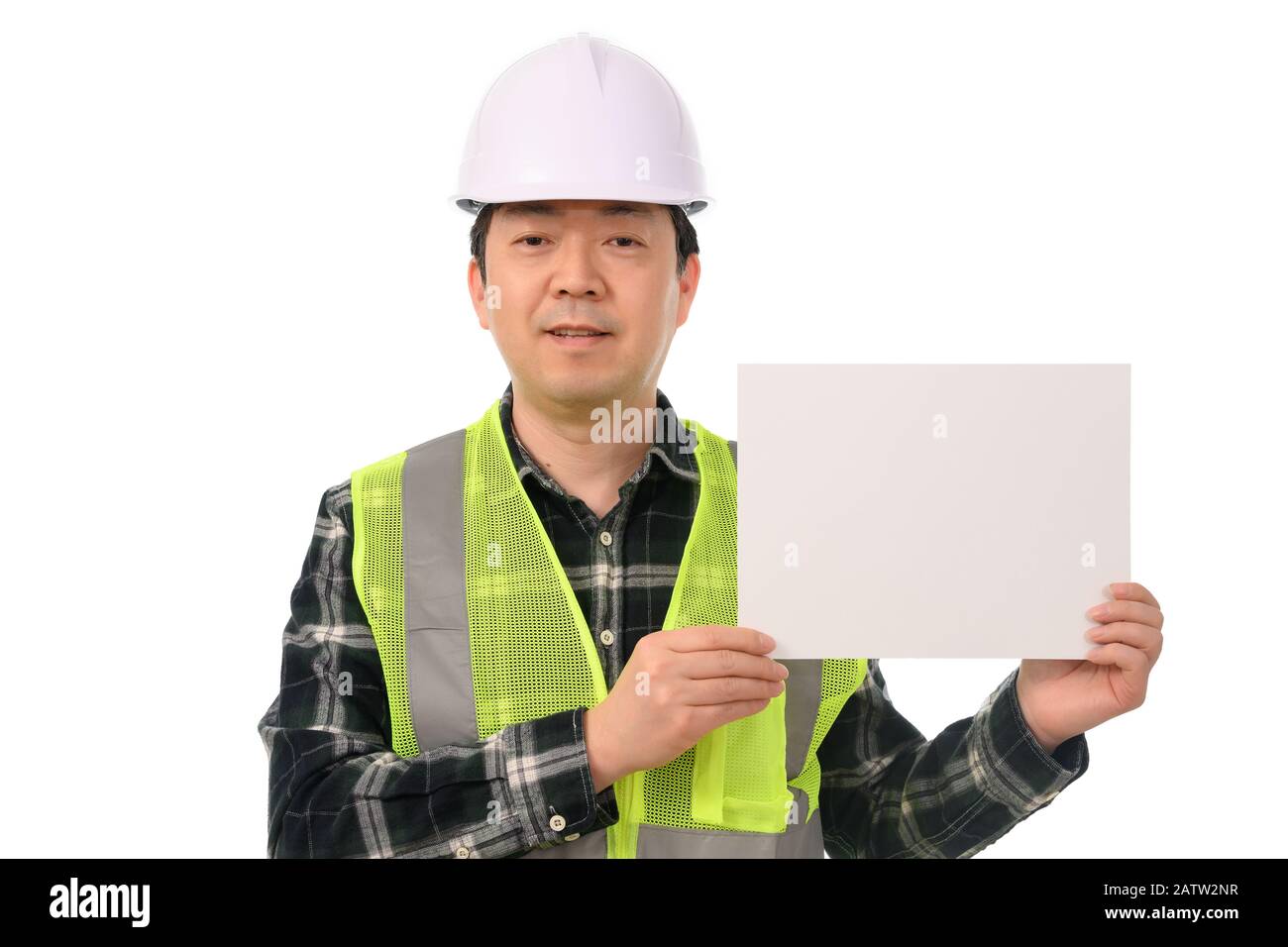 Un ingegnere asiatico che tiene una bacheca vuota. Foto Stock