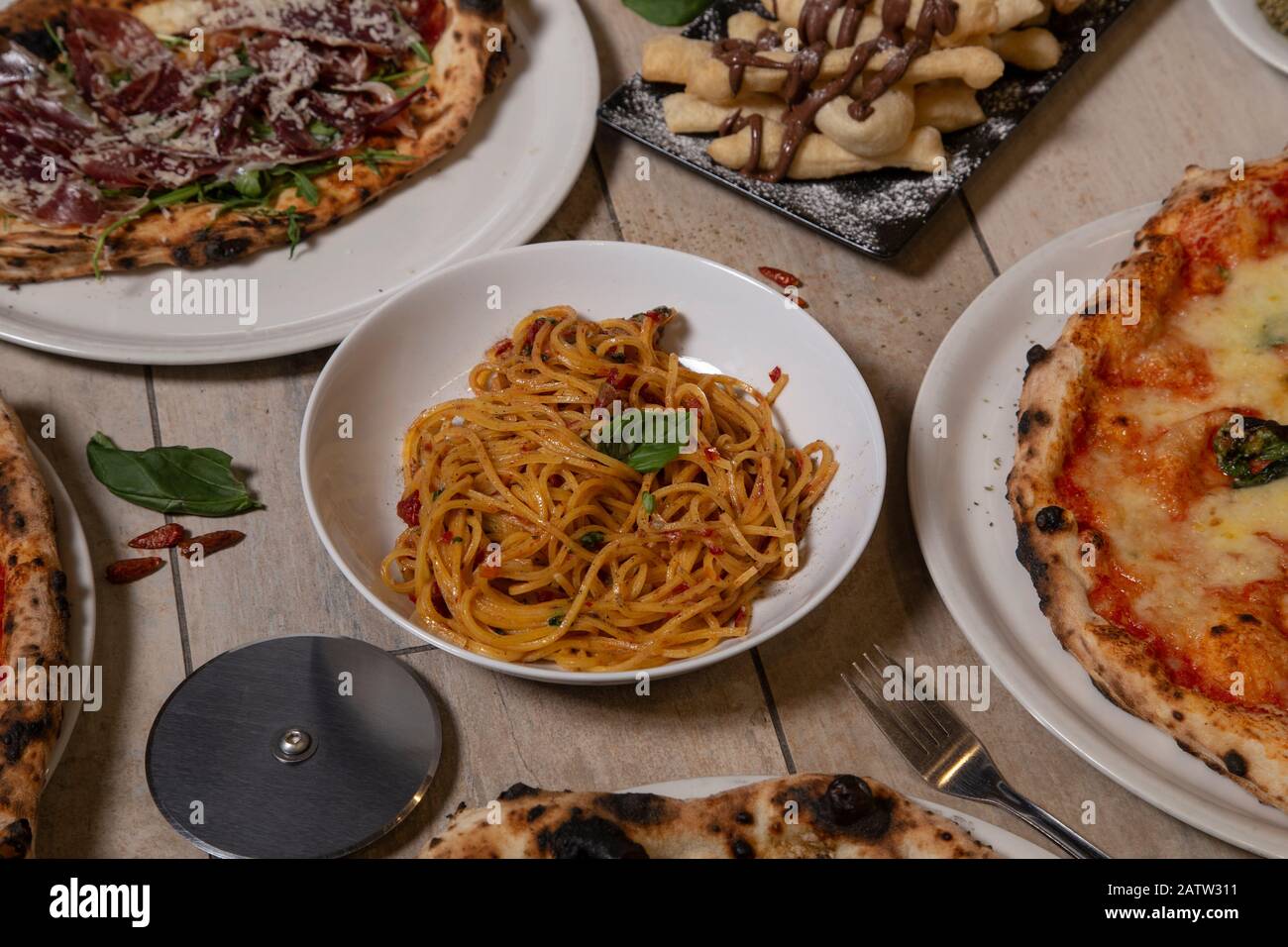 Piatti tradizionali italiani. Spaghetti, pizze, tipico dessert napoletano con nutella. Immagine isolata. Cucina mediterranea. Foto Stock