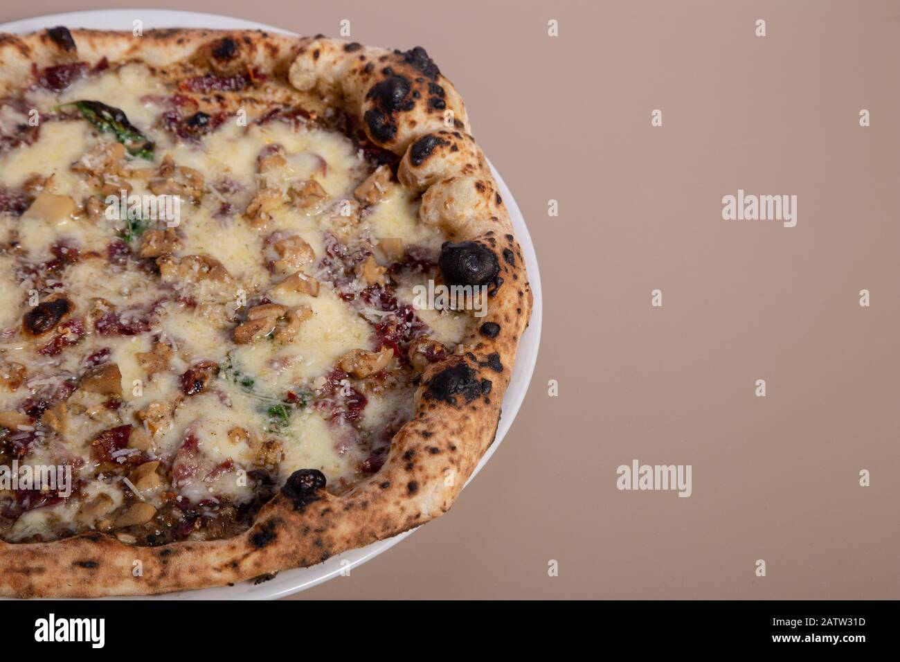 Vista su una pizza napoletana con mozzarella, basilico, porcini e crema iberica. Foto Stock