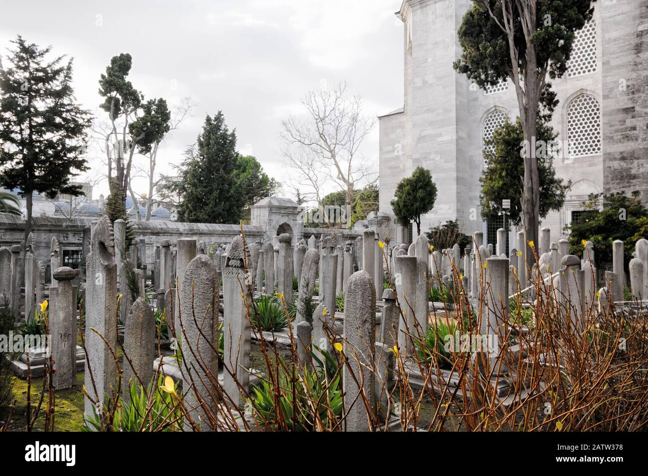 Lapidi al cimitero islamico della Moschea Suleymanie a Istanbul Turchia Foto Stock