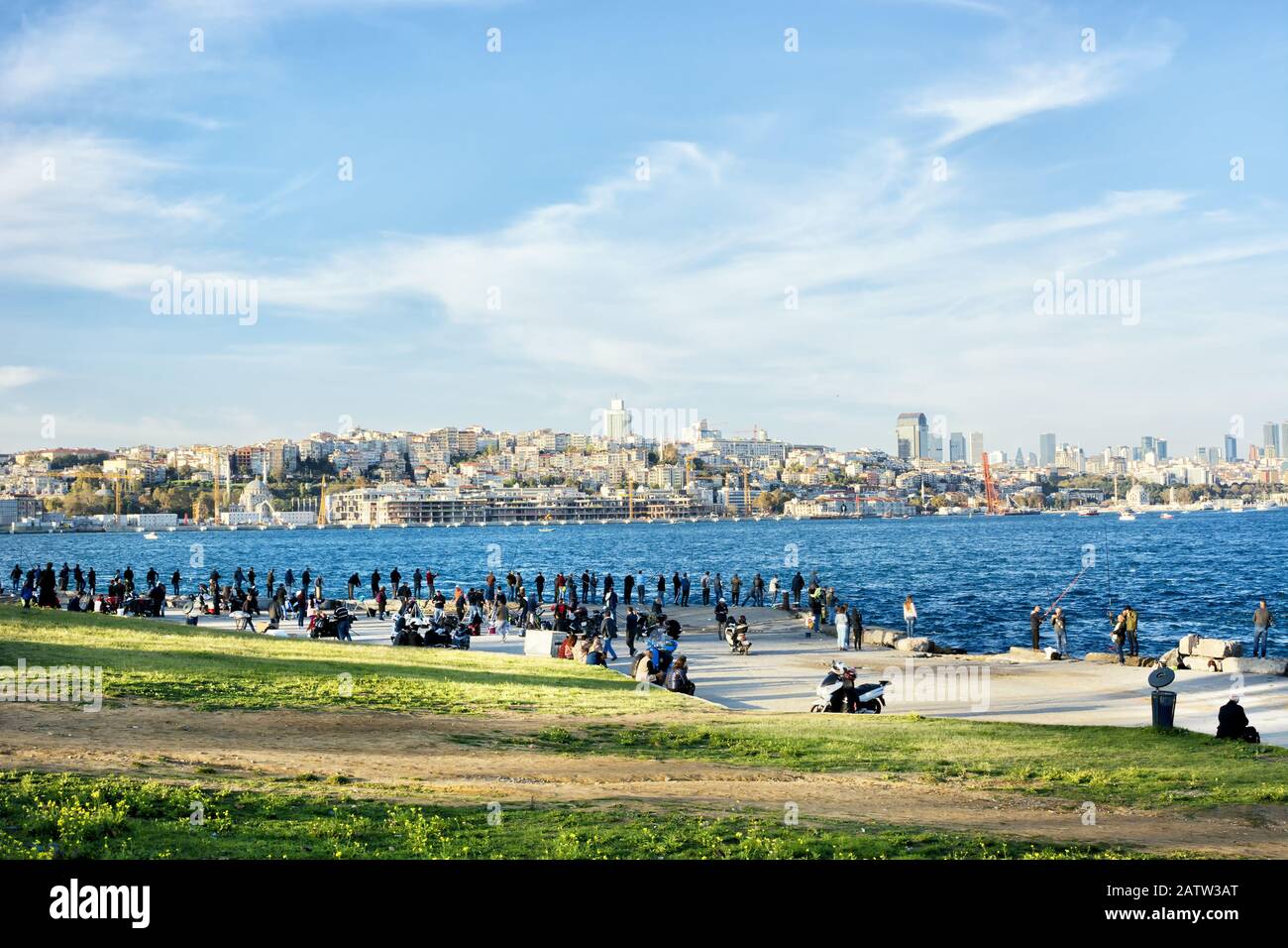 Istanbul, Turchia - 02 novembre 2019: Persone che pescano e si rilassano al sole vicino al parco Corniche di Uskudar, Istanbul Foto Stock
