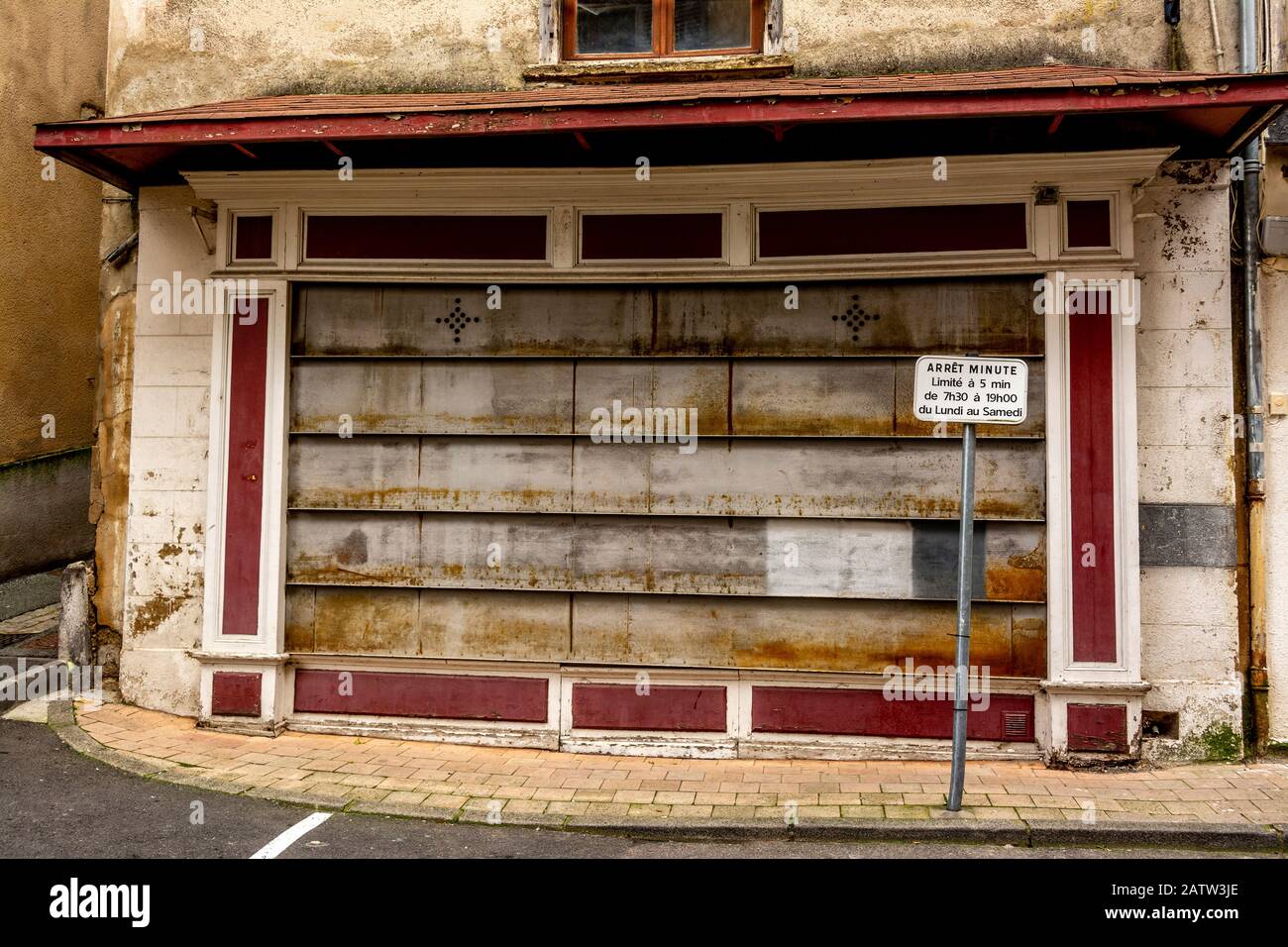 Il vecchio negozio è chiuso. Auvergne. Francia Foto Stock