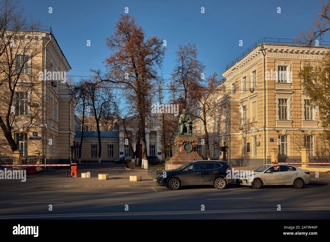 Il primo monumento al medico di Mosca N.I. Pyrogov (1897) prima dell'ingresso alla Clinica Urologica intitolata a R.M. Fronstein Foto Stock