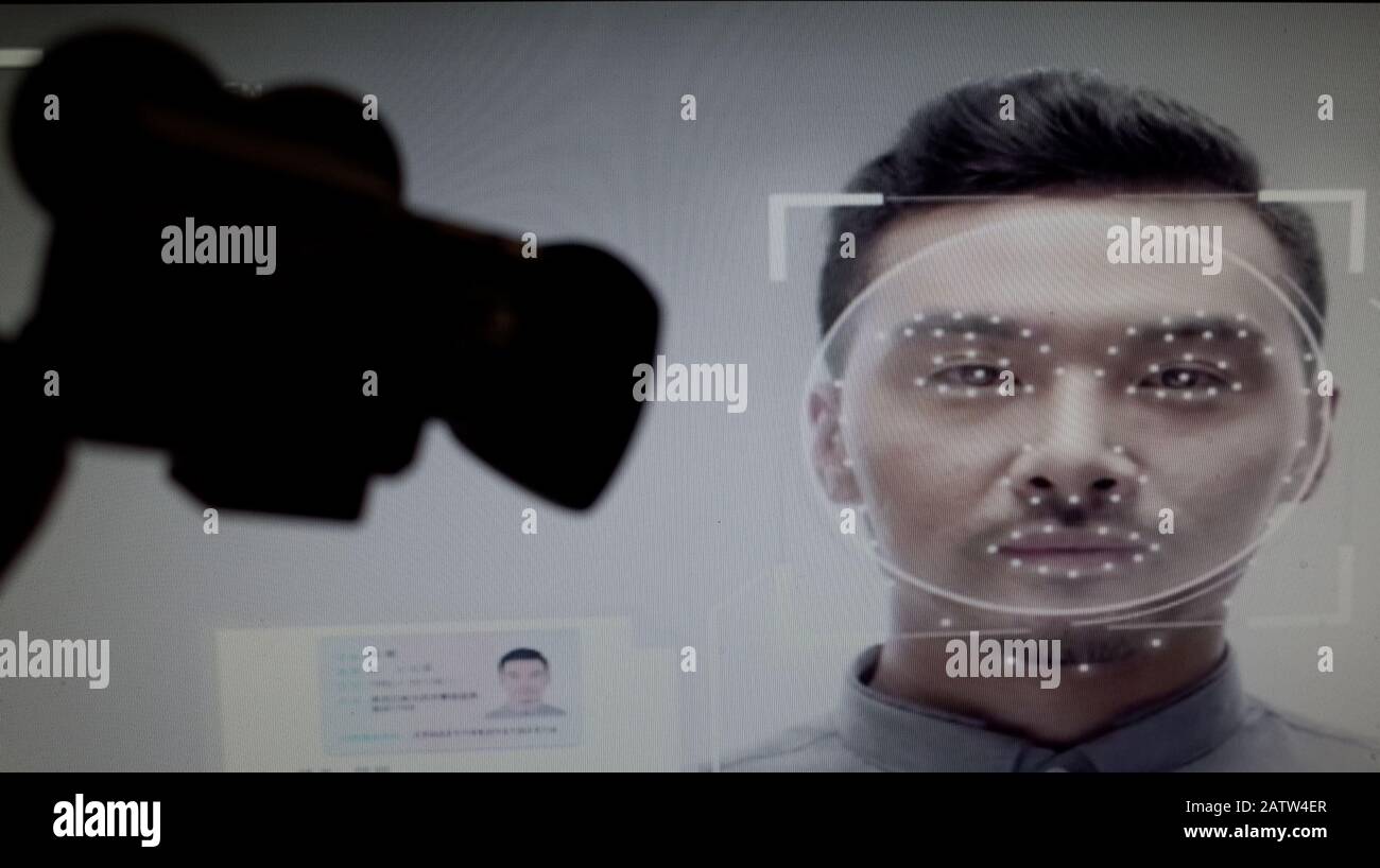 No STRETTAMENTE VENDITE AI MEDIA O EDITORI FRANCESI *** 04 febbraio 2020: Illustrazione della tecnologia cinese di riconoscimento facciale con la silhouette di una telecamera mock di fronte alle prese dello schermo prese da un video promozionale da Megvii. Megvii è un'azienda cinese di tecnologia basata su Pechino che progetta il riconoscimento delle immagini e il software di deep-learning, il cui prodotto Face++ viene utilizzato dalle autorità cinesi per la sicurezza. Foto Stock