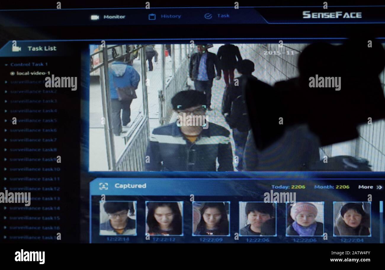 No STRETTAMENTE VENDITE AI MEDIA O EDITORI FRANCESI *** 04 febbraio 2020: Illustrazione della tecnologia cinese di riconoscimento facciale con la silhouette di una telecamera mock davanti a screen grabs presa da un video promozionale di SensetTime. SensetTime è un'azienda cinese di intelligenza artificiale il cui software SenseFace è specializzato nel riconoscimento facciale. Foto Stock