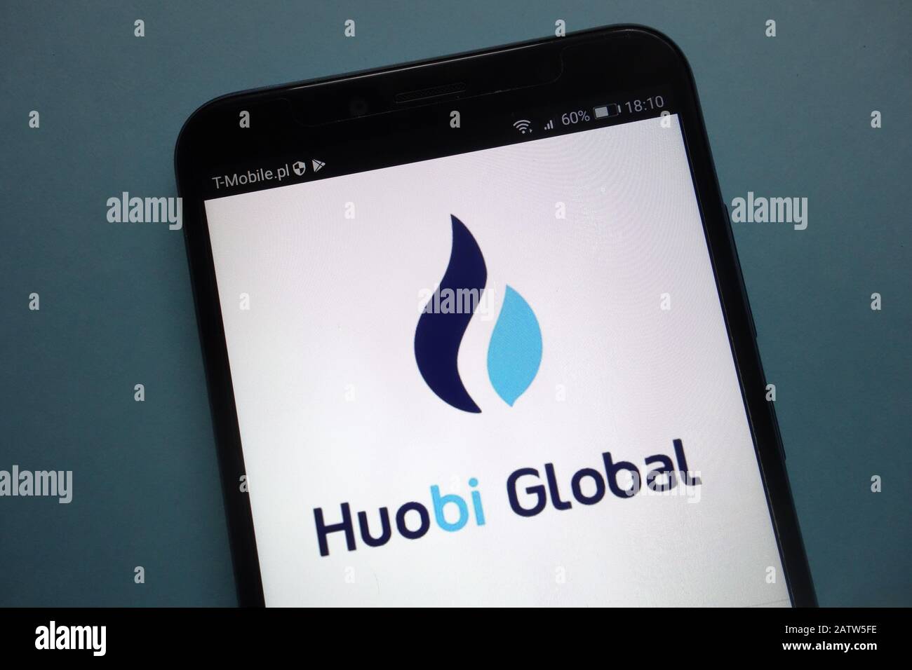 Logo Huobi Global Encryptocurrency Exchange su smartphone Foto Stock