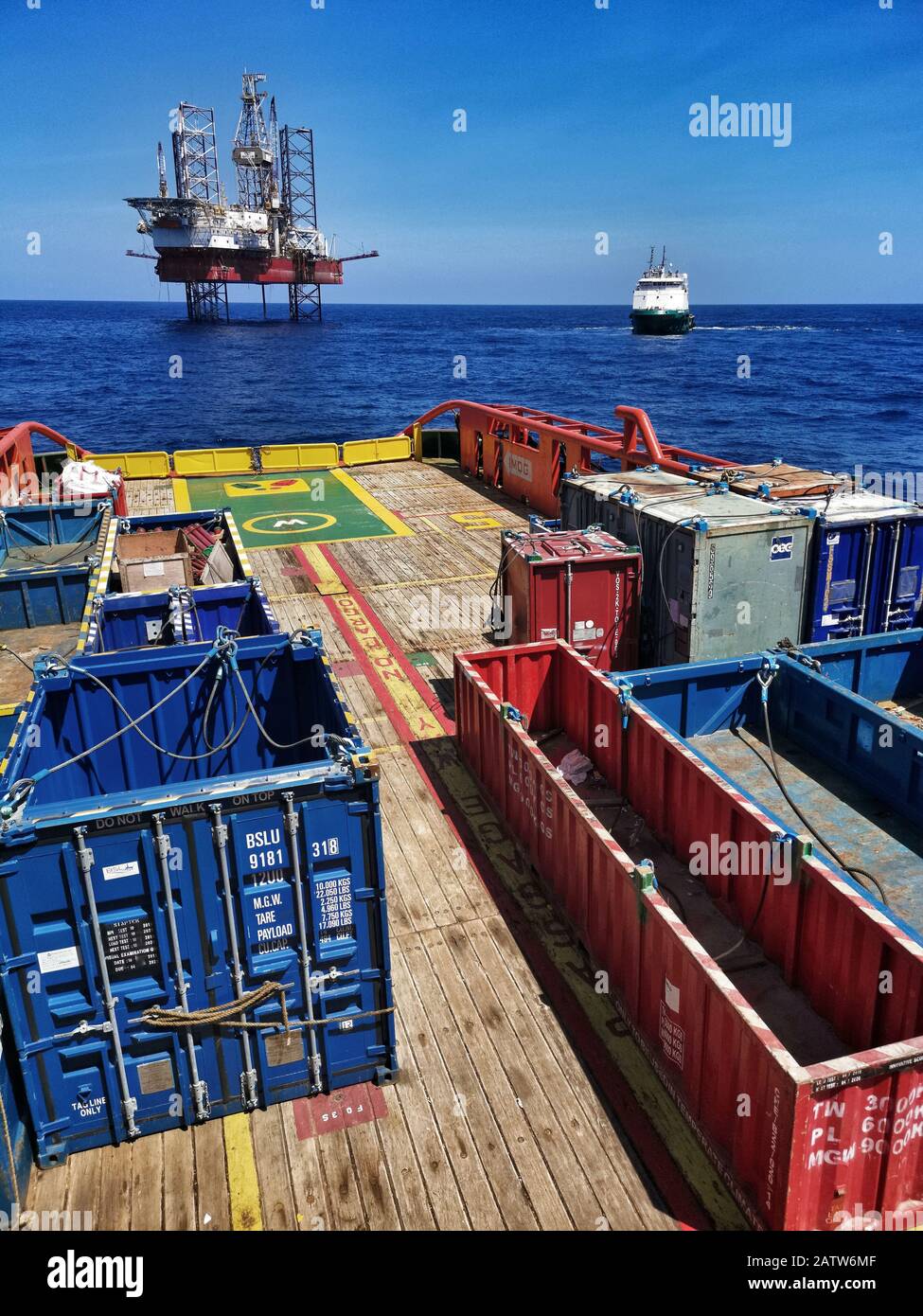 imbarcazione di supporto offshore per la cottura a vapore o il roaming in prossimità dell'anello di sollevamento per la consegna del carico Foto Stock