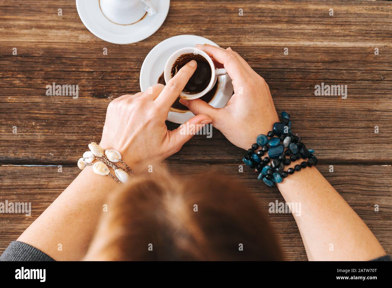 donna tenere la tazza e raccontare fortuna con tradizionale tazza di caffè turco Foto Stock