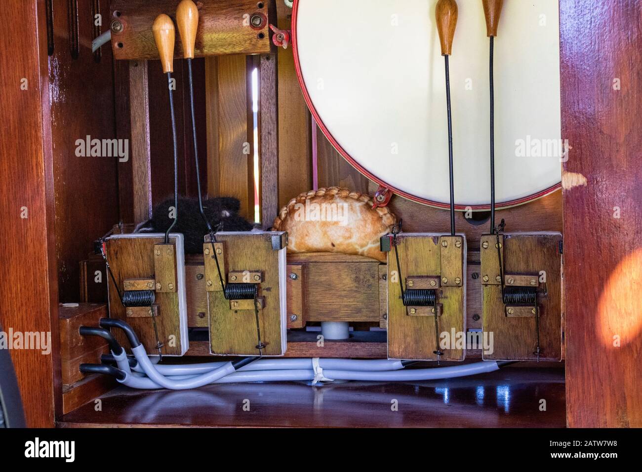 Primo piano Dettaglio di una sezione posteriore di un organo Vintage Mechanical Fair, Con Un Tamburo e Pasty Nascosto Foto Stock