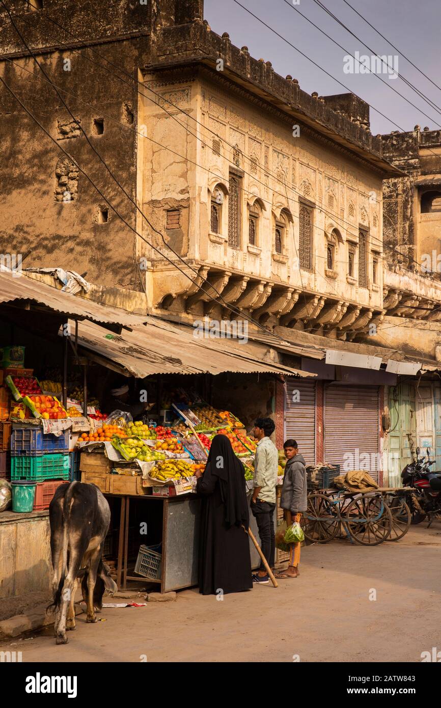 India, Rajasthan, Shekhawati, Ramgarh, strada principale, stallo alimentare al di fuori dei vecchi havelis Foto Stock