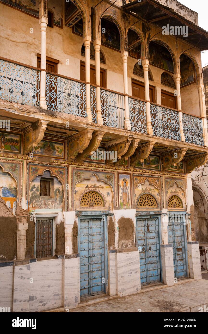 India, Rajasthan, Shekhawati, Ramgarh, porte dipinte di blu di haveli vecchio ben mantenuto, con decorazioni inferiori dipinte di bianco Foto Stock