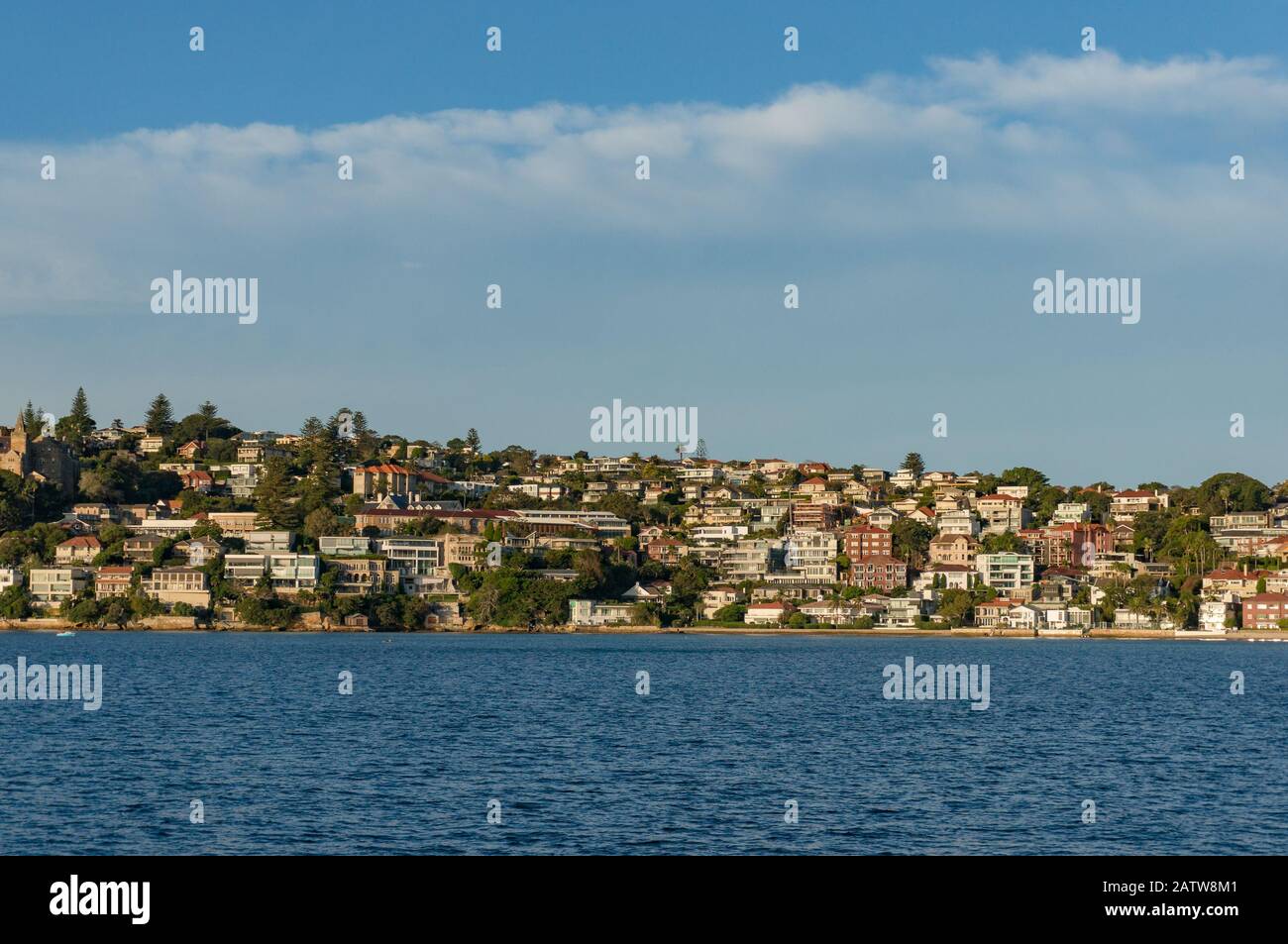 Paesaggio urbano sobborgo con proprietà fronte mare e baia d'acqua in giornata di sole. Quartiere Vaucluse, sobborgo di Sydney, Australia Foto Stock