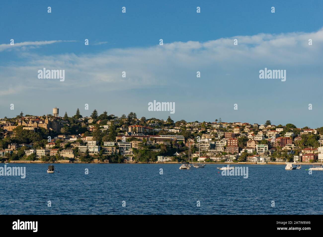 Paesaggio urbano sobborgo con proprietà fronte mare e baia d'acqua in giornata di sole. Quartiere Vaucluse, sobborgo di Sydney, Australia Foto Stock