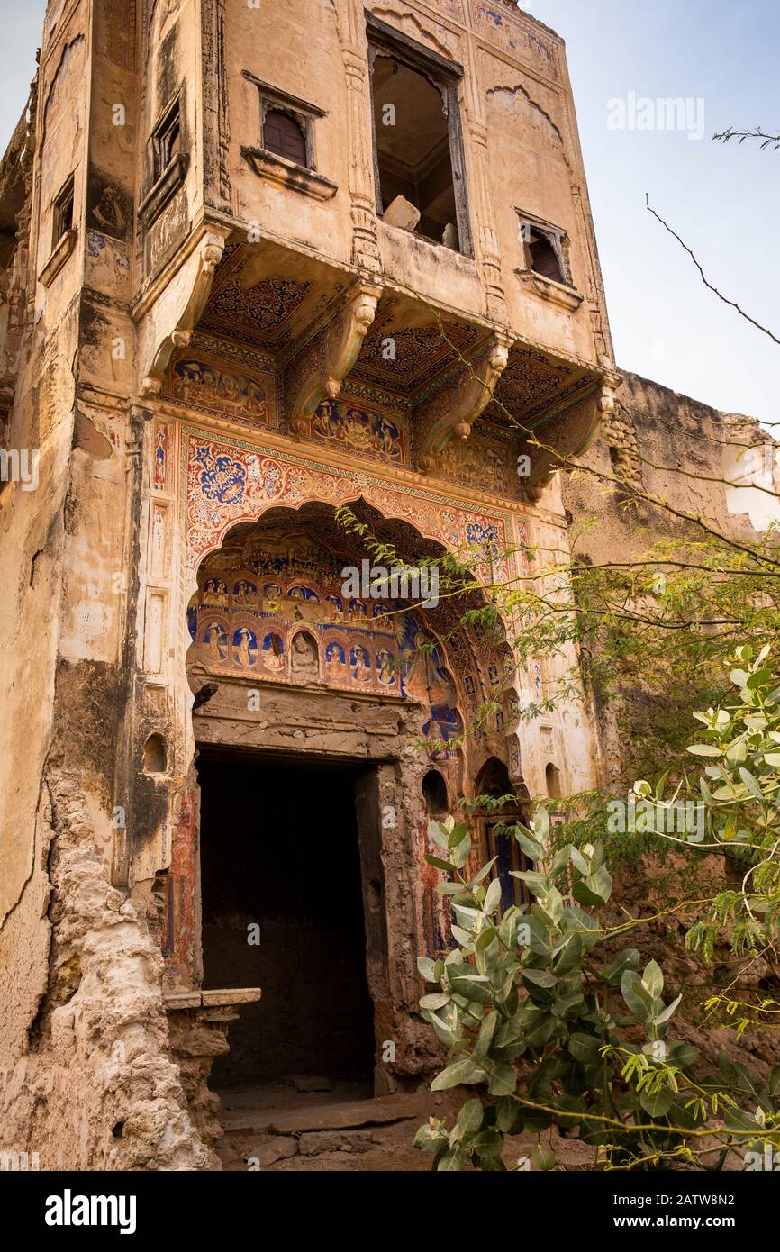 India, Rajasthan, Shekhawati, Ramgarh, porta di vecchi haveli mal mantenuti Foto Stock