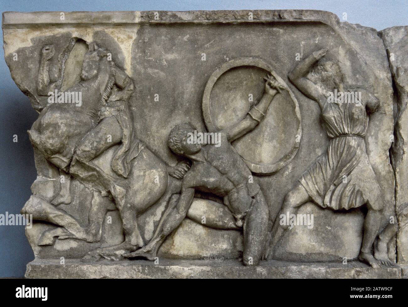 Il fregio Amazon. Lastra di marmo con un rilievo raffigurante un  combattimento tra Greci e Amazzoni. Parte del Mausoleo di Halicarnasso,  ca.350 a.C. British Museum. Londra, Inghilterra Foto stock - Alamy