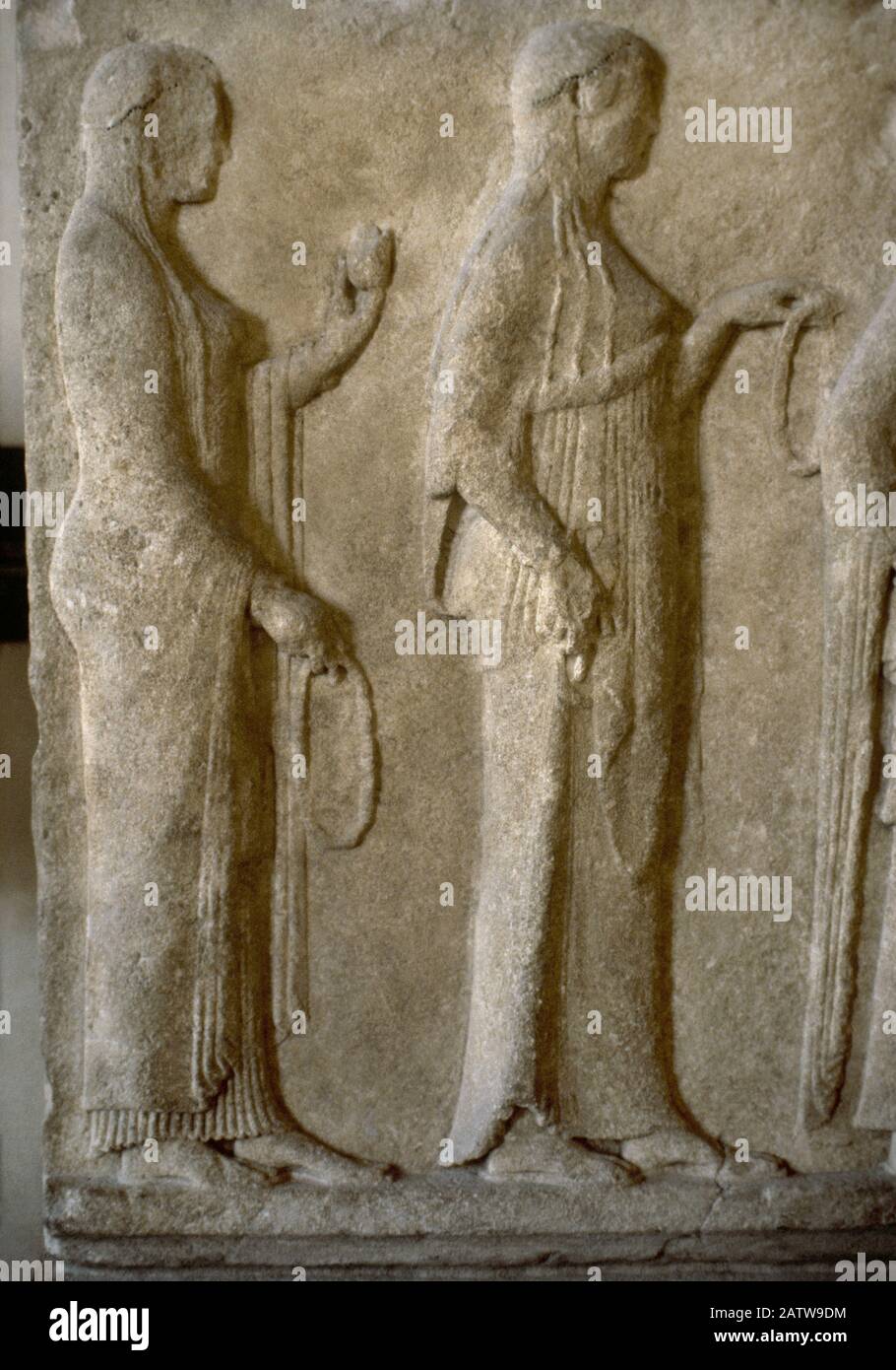 Passaggio di Teores. Dettaglio Delle Tre grazie, c. 470 A.C. Rilievo. Marmo Thasia. Da Thasos, Grecia. Museo Del Louvre. Parigi, Francia. Foto Stock