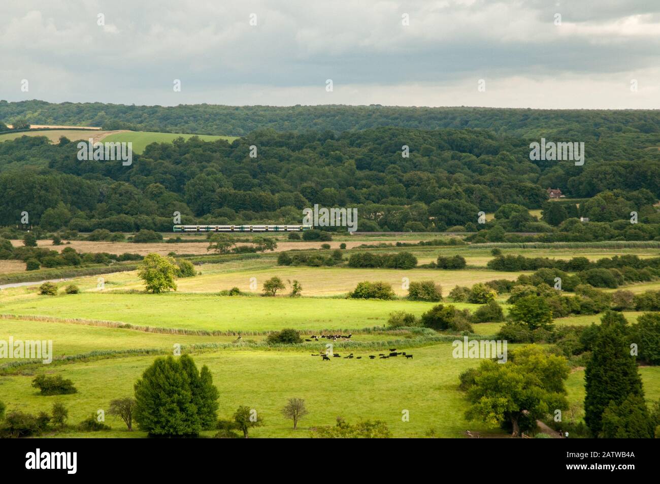Vista dal Castello di Arundel sulla campagna del Sussex con un treno meridionale che viaggia tra Tre ponti e Littlehampton. Foto Stock