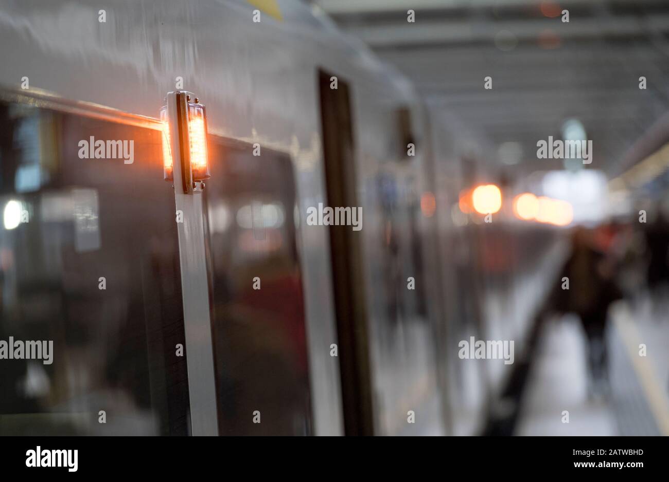 Primo piano della carrozza ferroviaria che mostra le luci fissate al lato, la stazione ferroviaria London Blackfriars, Inghilterra. Foto Stock