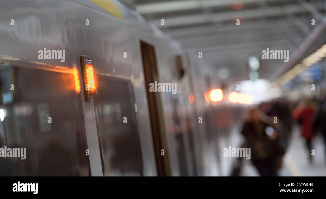 Primo piano della carrozza ferroviaria che mostra le luci fissate al lato, la stazione ferroviaria London Blackfriars, Inghilterra. Foto Stock