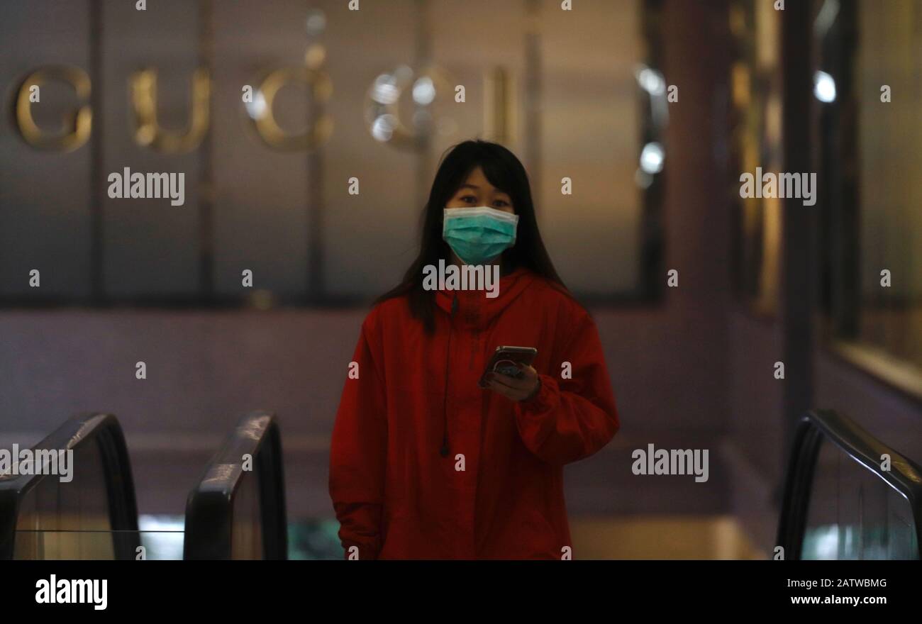 Hong Kong. 5th Feb, 2020. Donna venire in su sulla scala mobile all'interno della galleria di shopping con maschera facciale on.Certified caso di infezione di coronavirus all'interno della galleria di shopping hanno diffuso ulteriore paura tra i cittadini di Hong Kong sospettare il virus sta già diffondendo furtivamente nel centro della città.Feb-5, 2020 Hong Kong.ZUMA/Liau Chung-ren credito: Liau Chung-ren/ZUMA Wire/Alamy Live News Foto Stock