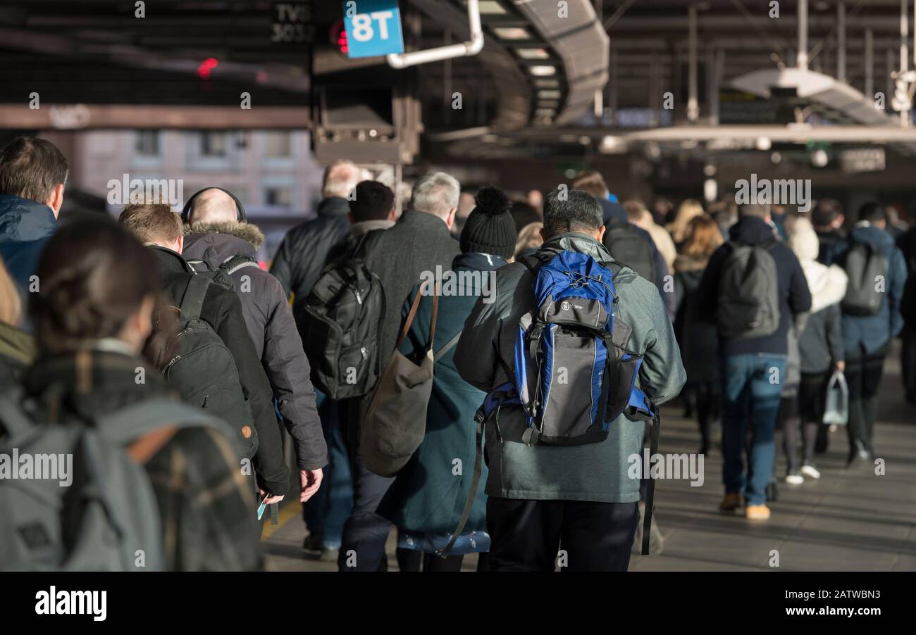 Pendolari alla stazione ferroviaria London Blackfriars durante l'ora di punta mattutina, Londra, Inghilterra. Foto Stock