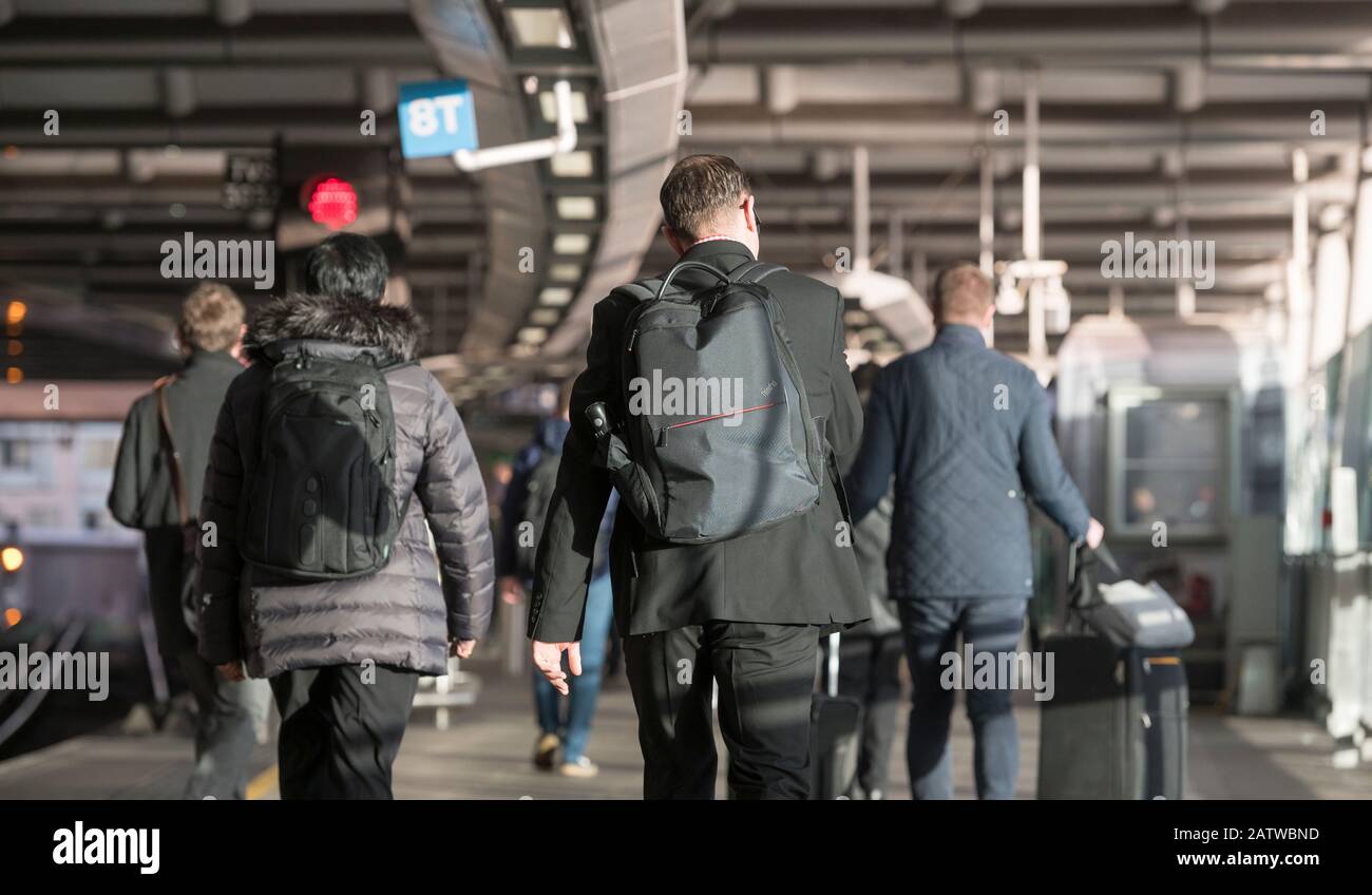 Pendolari alla stazione ferroviaria London Blackfriars durante l'ora di punta mattutina, Londra, Inghilterra. Foto Stock