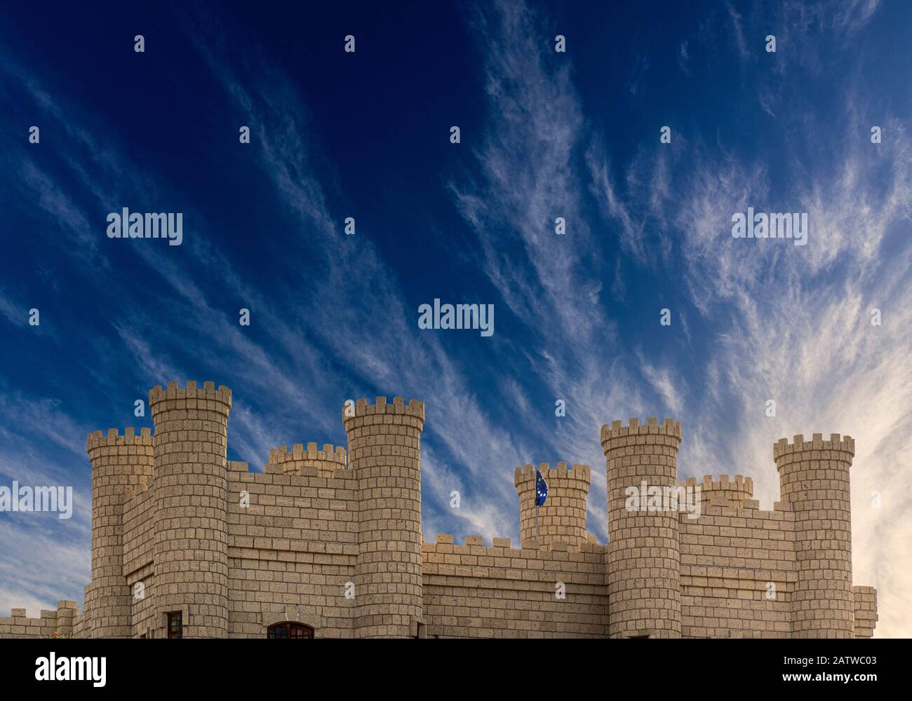 Torrette Castello in arenaria con bandiera europea in volo, contro un cielo blu e nuvole, Foto Stock