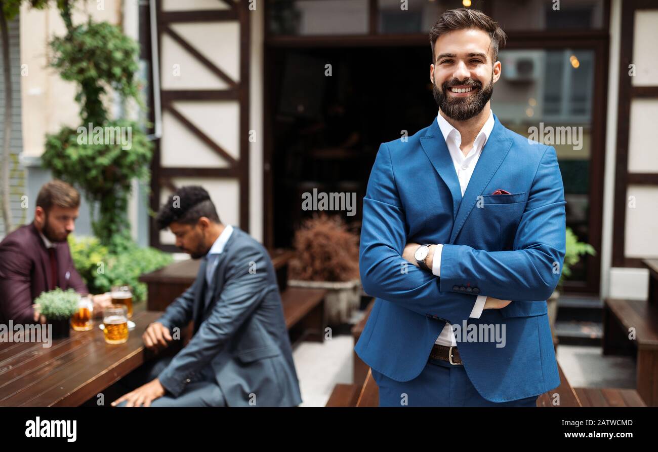 Giovane imprenditore maschile in piedi vicino al suo nuovo locale. Startup, imprenditore, concetto di business. Foto Stock