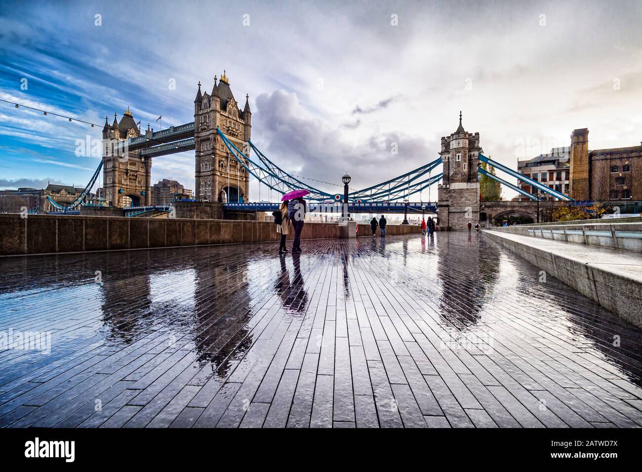 Il Tower Bridge di Londra in una piovosa mattinata Foto Stock