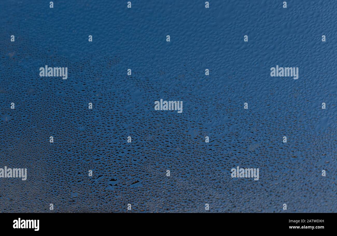 gocce d'acqua sul vetro della retroilluminazione Foto Stock